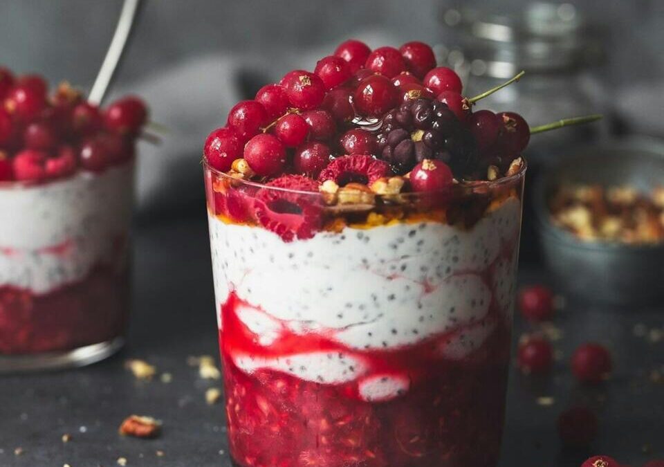 berry chia yoghurt cups, one of the low-calorie desserts