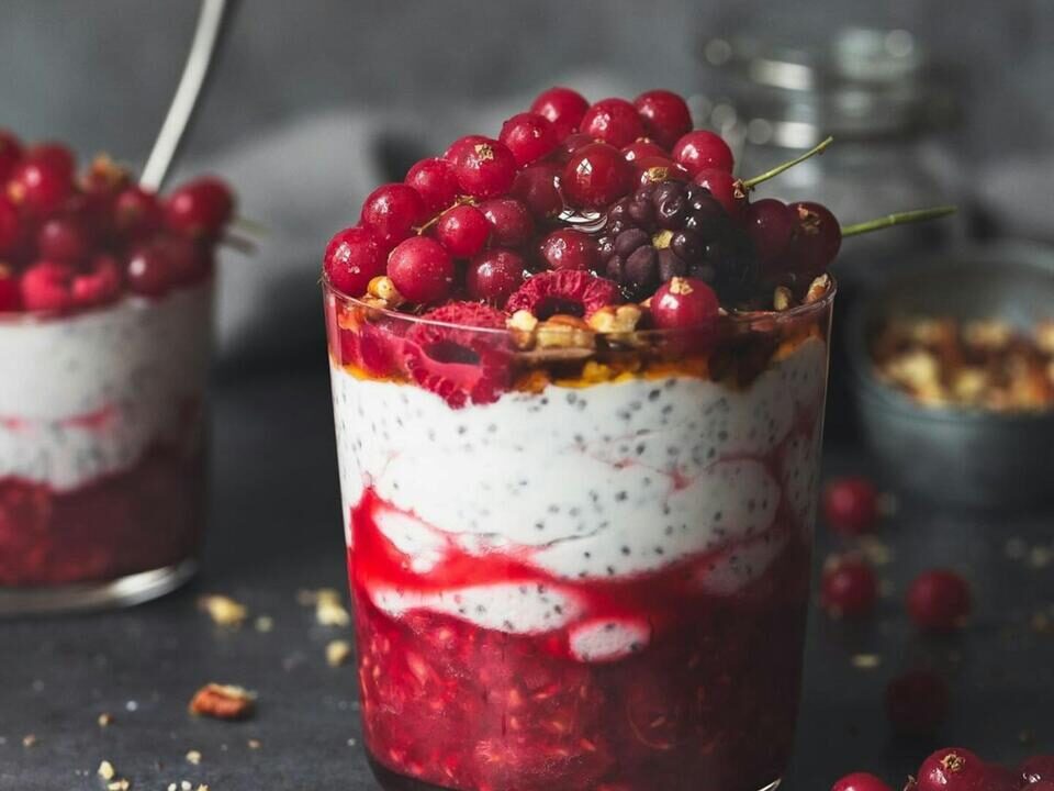 berry chia yoghurt cups, one of the low-calorie desserts